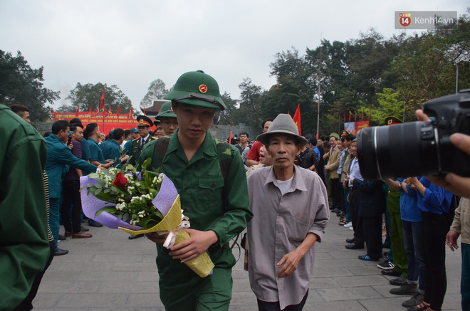 Những giọt nước mắt bịn rịn của người thân ngày tiễn tân binh lên đường nhập ngũ Những giọt nước mắt bịn rịn của người thân ngày tiễn tân binh lên đường nhập ngũ